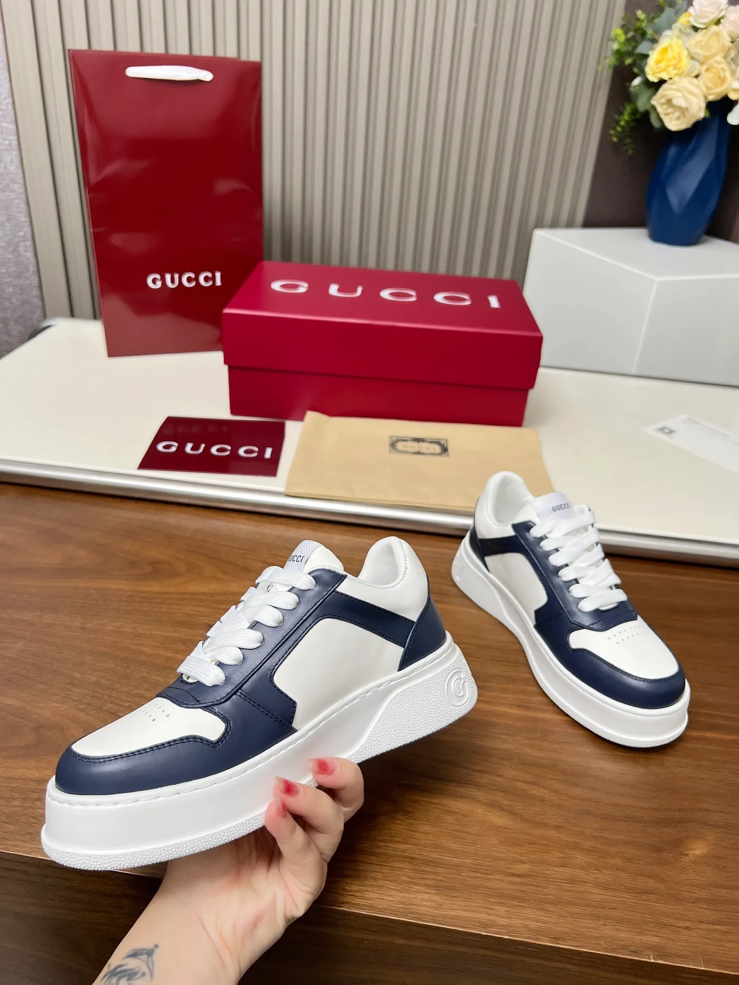 👟👟Ex-factory price 560👟👟Gucci casual sneakers, top version! Oil edge craftsmanship🌸🌸🌸1:1 reproduction. New model for early spring, creating a perfect style💣💣💣street style🔥🔥🔥Cool and stylish C-position fashionable outfit with retro and futuristic feel🌹🌹🌹Classic shoe shape, showing exquisite texture! Open mold to customize high-density outsole. Comes fully packaged. Size: Female 35-46. Fabric: Imported cowhide...men and women
